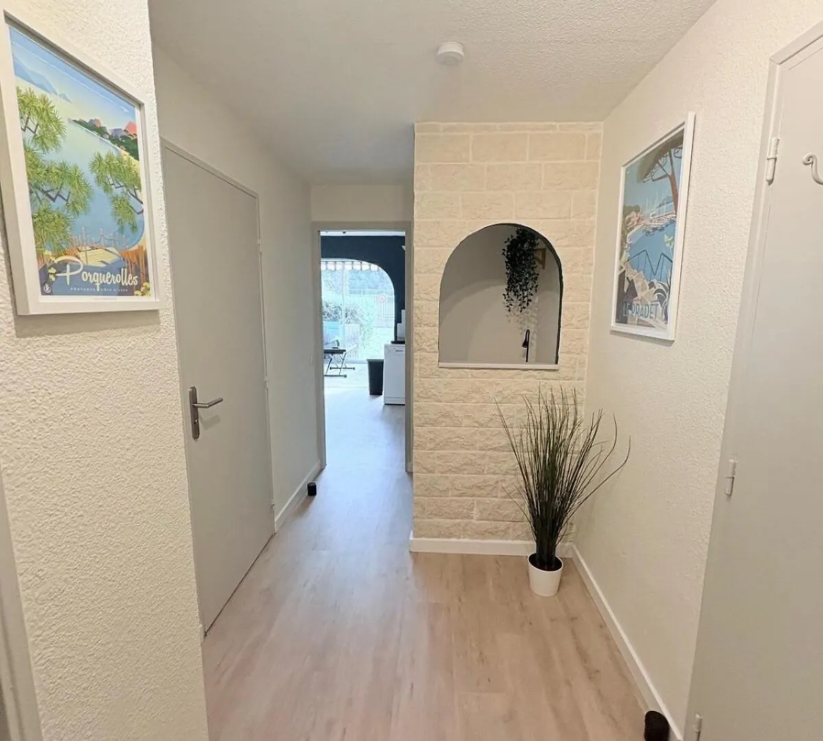 2-Room Pool, Beach And Harbor Le Pradet 0*,  France
